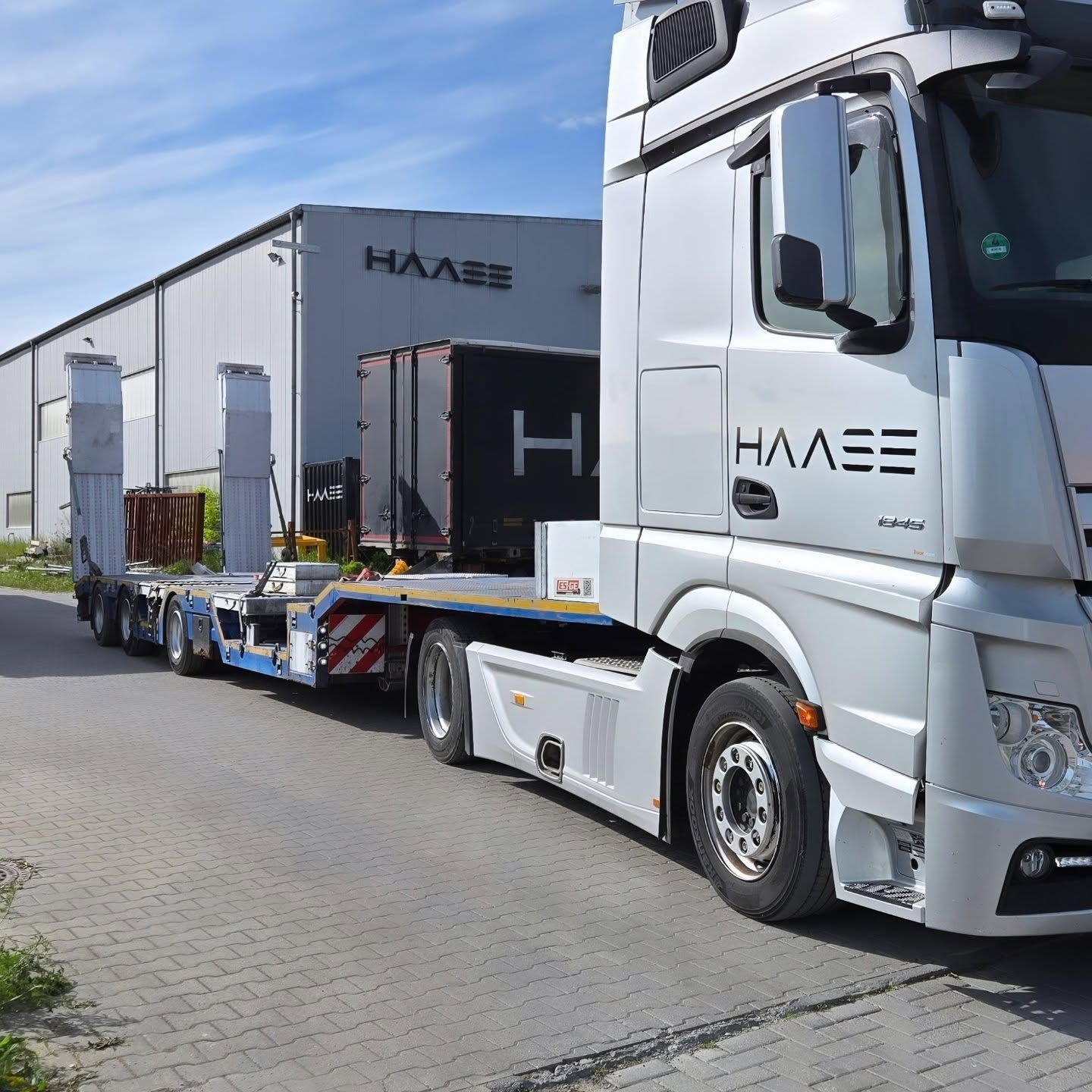 Schwertransport eines Großbauteils