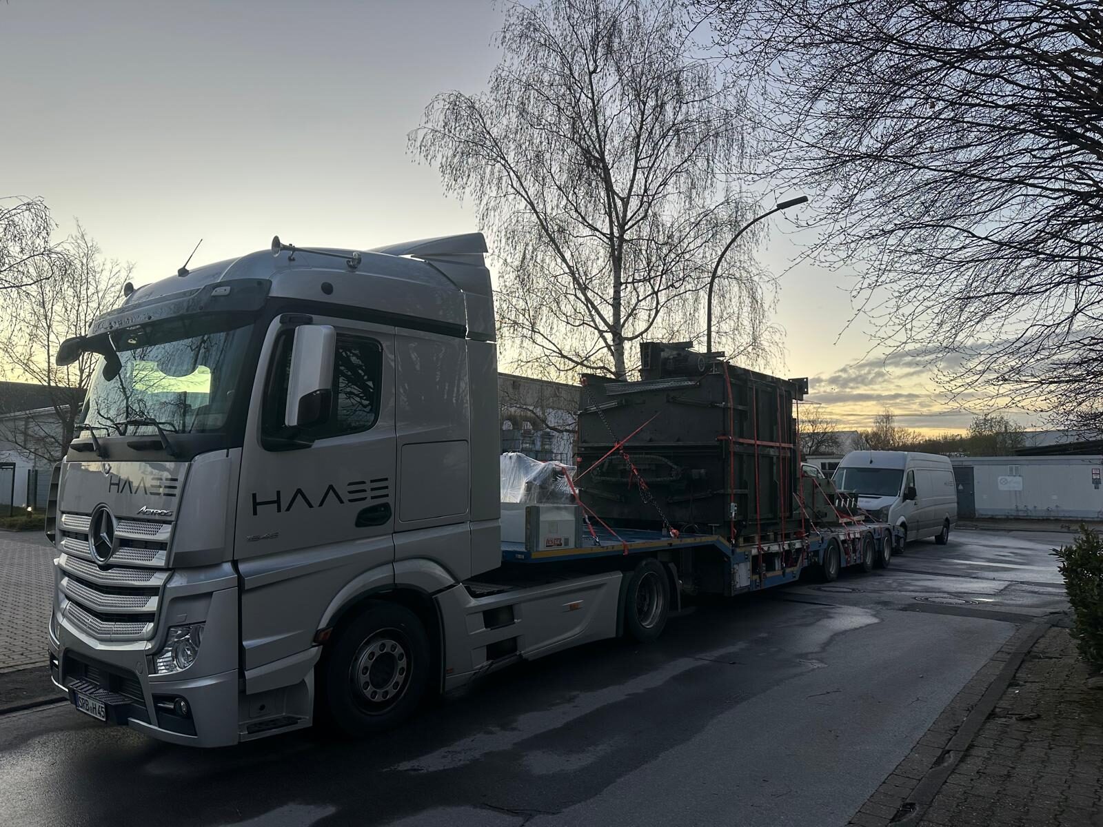 HAASE Actros mit Tieflader und Großbauteil im Abendlicht