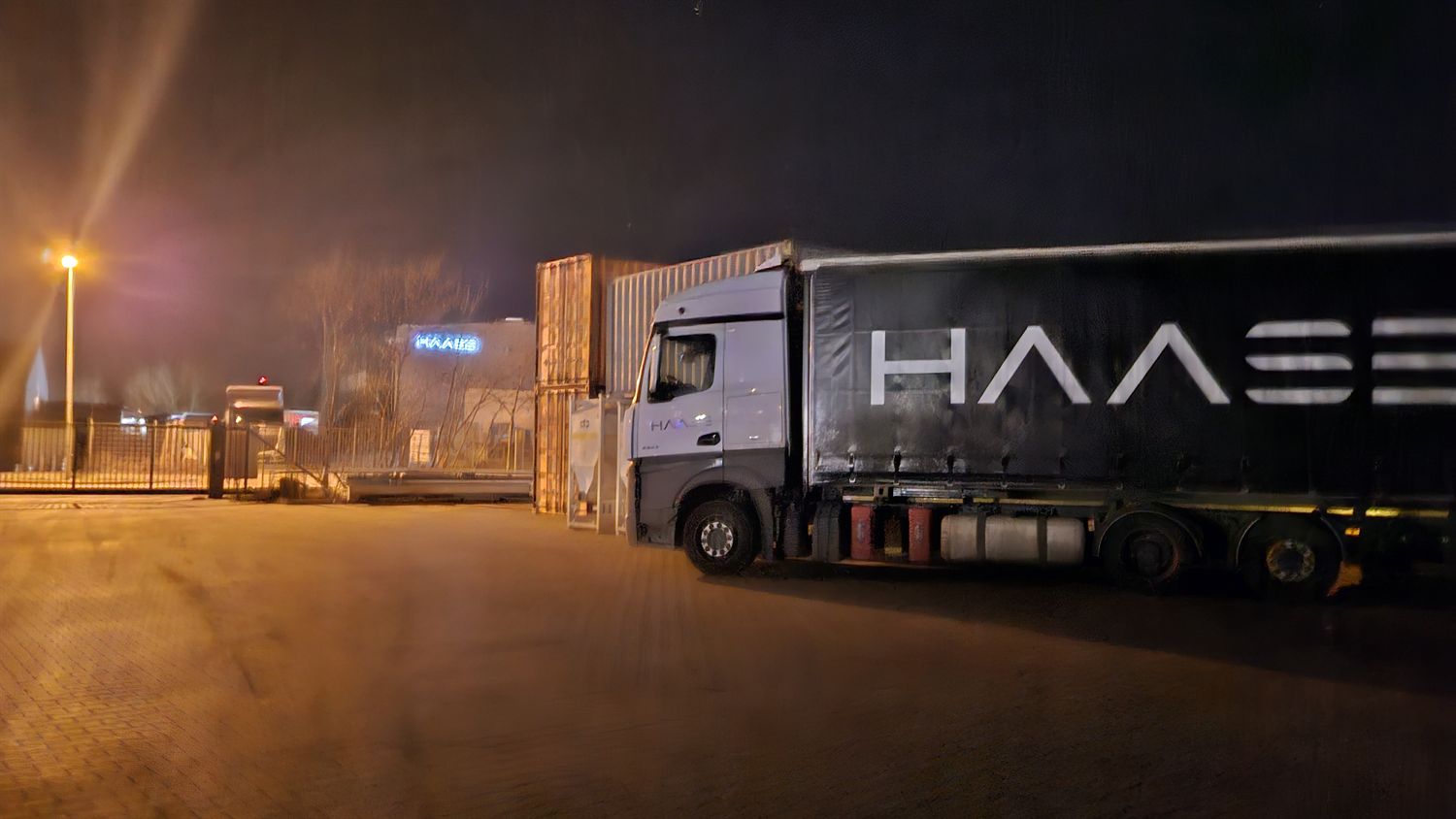 HAASE LKW bei Nacht auf dem Betriebshof