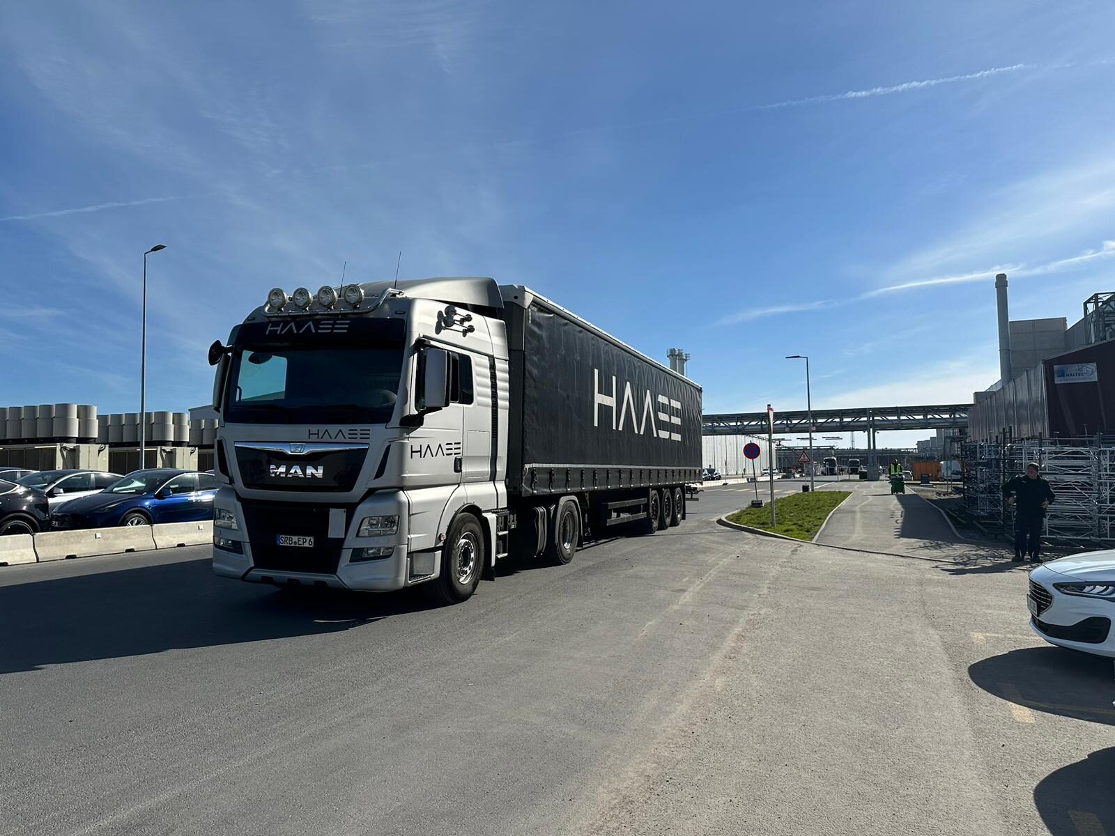 HAASE MAN Sattelzug bei der Anlieferung am Kundenwerk